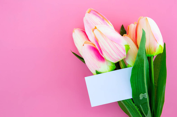 Hermosa flor de tulipán amarillo y tarjeta, nota y etiqueta con fla
 - Foto, Imagen