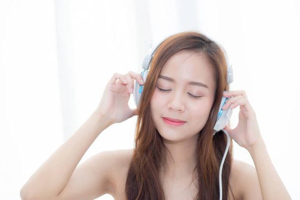 Krásná Asijská mladá žena se baví poslouchat hudbu se sluchátky Wh - Fotografie, Obrázek
