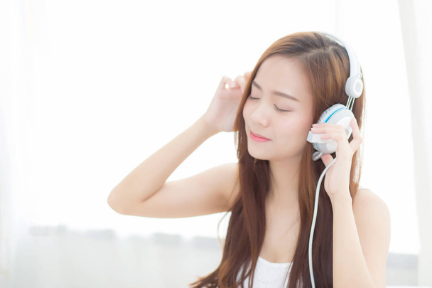 Belle asiatique jeune femme profiter écouter de la musique avec casque wh
 - Photo, image