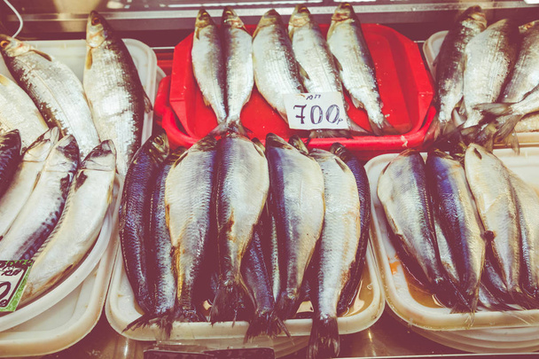 Sušených ryb Omul ležící na čítač v seznamu Listvyanka, jezero Bajkal. - Fotografie, Obrázek