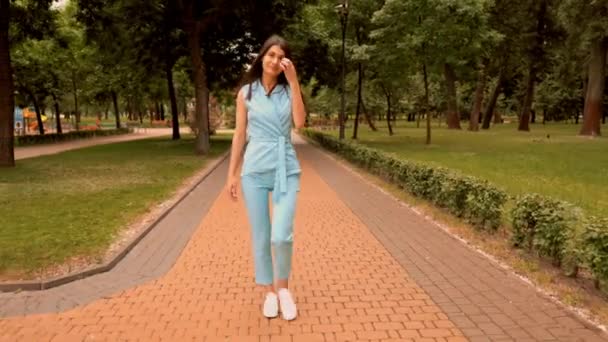 karcsú üzletasszony-ban kék elegáns alkalmaz séta-ra gyalogos öv látszó fényképezőgép - Felvétel, videó