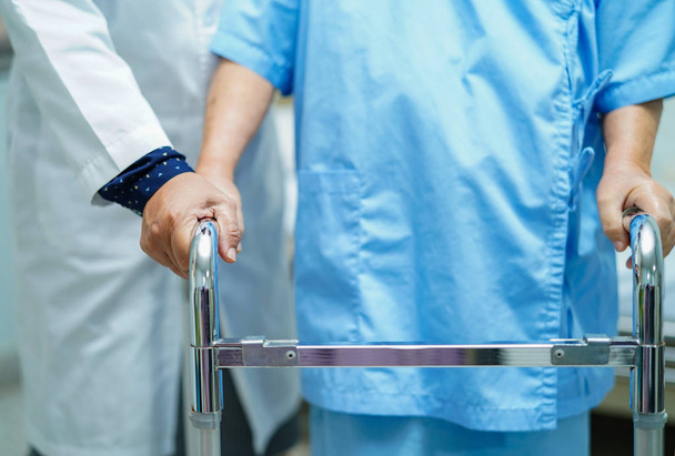 Ασιάτισσα ηλικιωμένη ή ηλικιωμένη ηλικιωμένη γυναίκα ασθενής με τα πόδια με περιπατητή σε θάλαμο νοσηλευτικού νοσοκομείου: υγιή ισχυρή ιατρική έννοια - Φωτογραφία, εικόνα