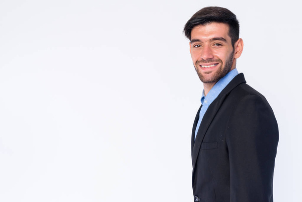 Profilbild eines glücklichen jungen bärtigen persischen Geschäftsmannes, der in die Kamera blickt - Foto, Bild