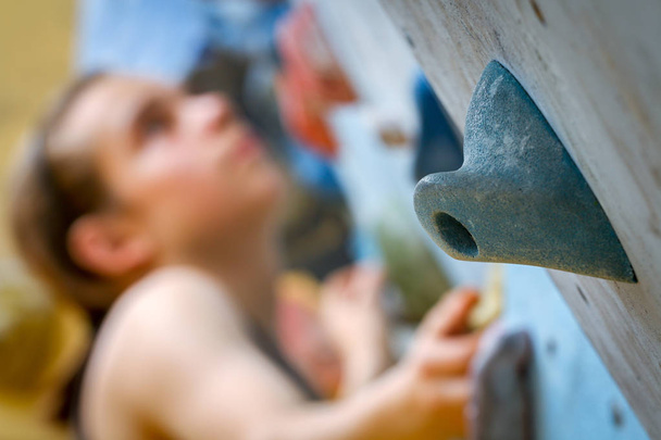 Teini-ikäinen poika koulutusta kiipeily seinään
 - Valokuva, kuva