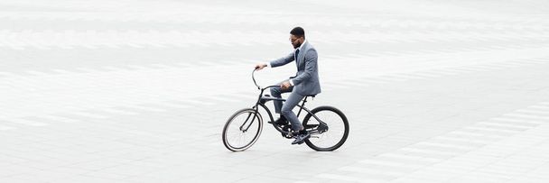 Zakenman paardrijden fiets naar het werk in het centrum - Foto, afbeelding