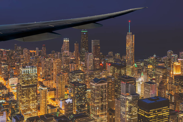 Εναέρια θέα του ουρανού του Σικάγο ουρανοξύστη κάτω από τον γαλάζιο ουρανό σε όμορφο Λυκόφως ώρα στο Σικάγο, Ιλινόις, Ηνωμένες Πολιτείες, τοπίο και σύγχρονη αρχιτεκτονική έννοια - Φωτογραφία, εικόνα