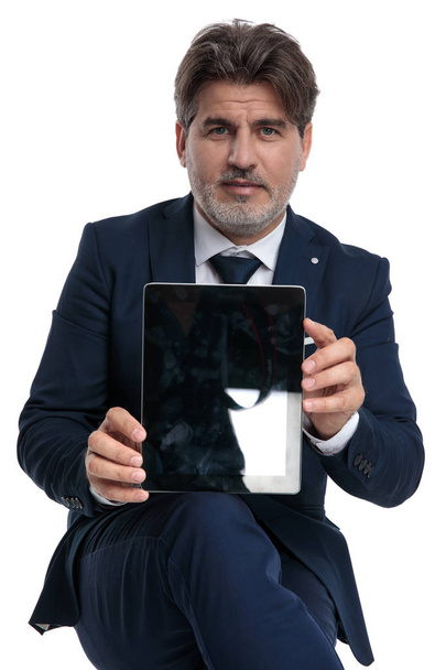 Προσωπογραφία ενός επιχειρηματία που παρουσιάζει το tablet του - Φωτογραφία, εικόνα