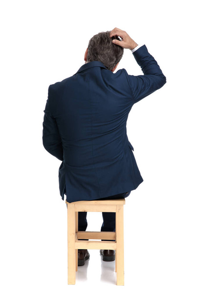 hombre de negocios sentado frente a un problema
 - Foto, Imagen