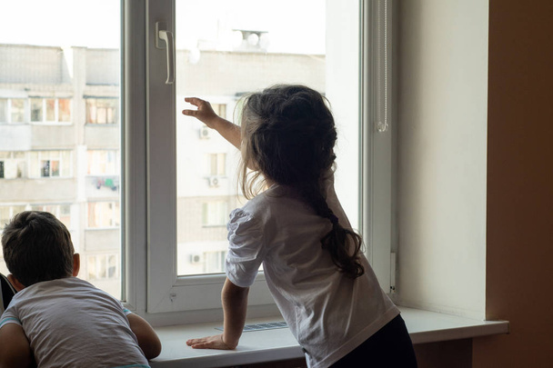 Çocuklar pencereyi açmaya çalışıyor. Evde Çocuk Güvenliği Penceresi Kısıtlayıcılar.  - Fotoğraf, Görsel