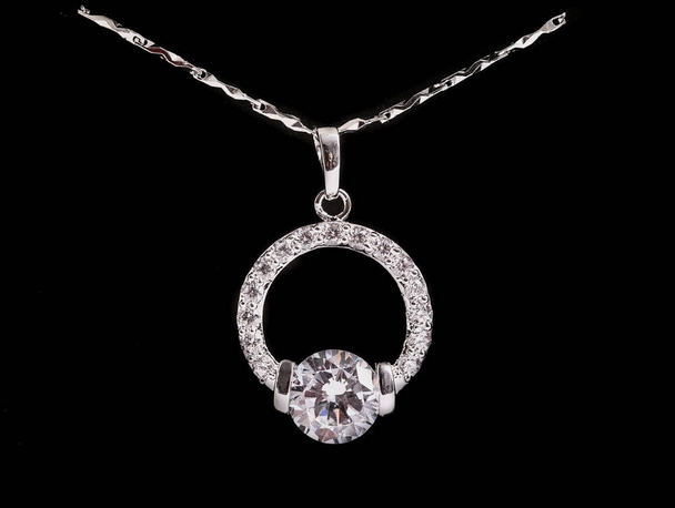 Красивое ожерелье с бриллиантовым кулоном
 - Фото, изображение