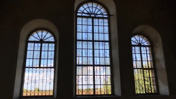 古い荒廃した教会のアーチ窓 - 映像、動画