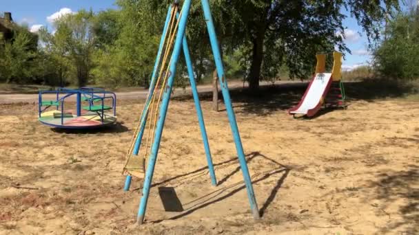 Swing op een lege speelplaats zonder kinderen - Video