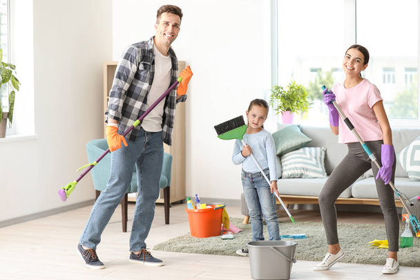 Glückliche Familie putzt Wohnung zusammen - Foto, Bild
