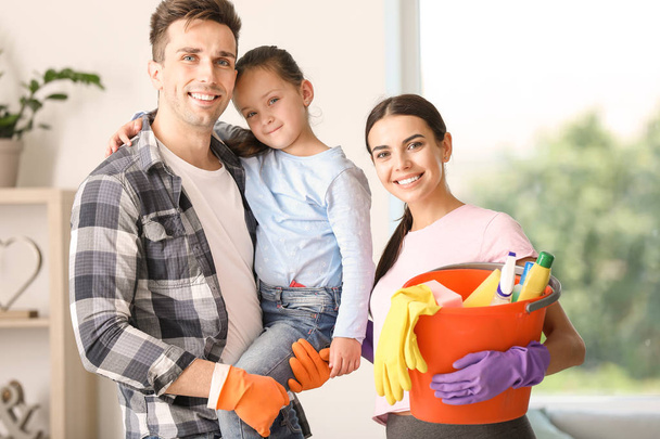 Happy rodzinne sprzątanie mieszkania razem - Zdjęcie, obraz