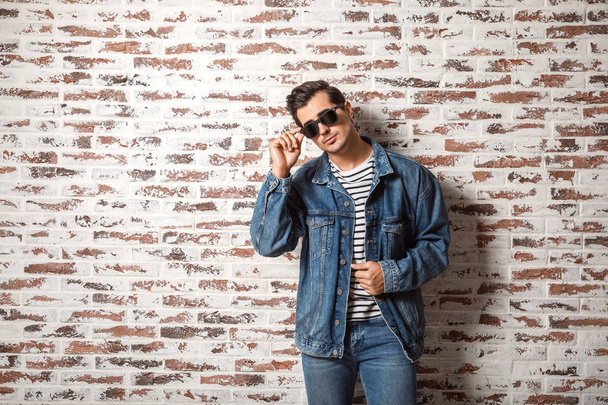 Homme élégant à la mode près du mur de briques
 - Photo, image