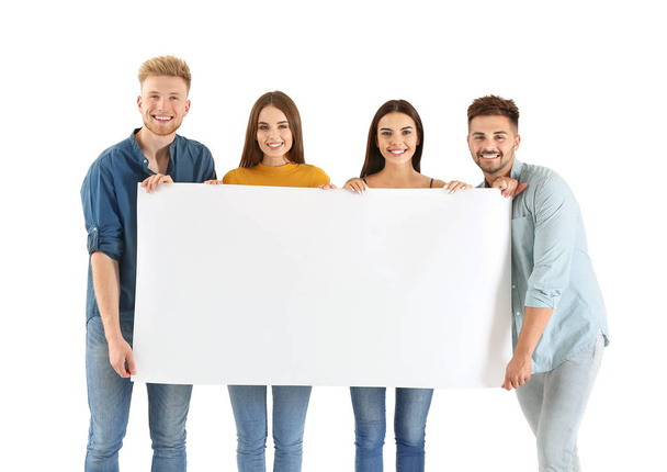 Grupo de jóvenes con ropa elegante sosteniendo cartel en blanco sobre fondo claro
 - Foto, Imagen