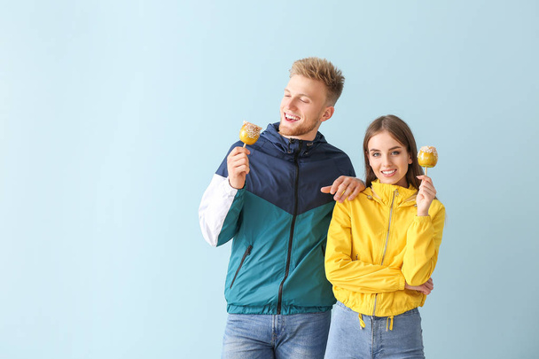 Renkli arka planda şık spor giyim genç çift - Fotoğraf, Görsel