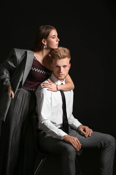 A divatos fiatal párok portréja sötét alapon - Fotó, kép