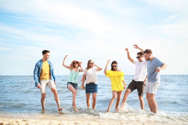 Tatil beldesinde deniz plajında eğlenen mutlu arkadaşlar - Fotoğraf, Görsel
