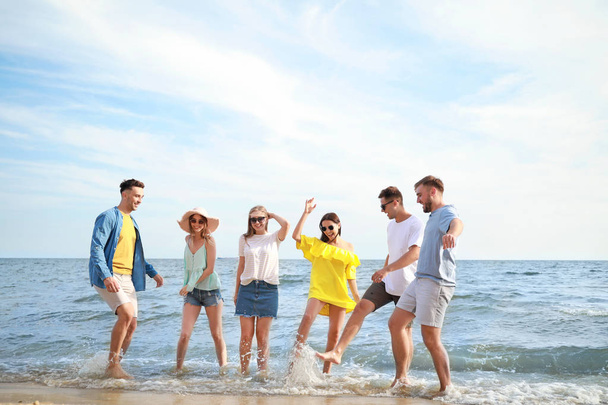 Amigos felices divirtiéndose en la playa del mar en el resort
 - Foto, imagen