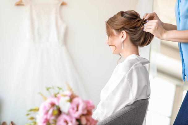 professioneller Friseur arbeitet mit junger Braut zu Hause - Foto, Bild