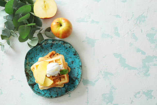 Πλάκα με νόστιμες βάφλες, παγωτό και μήλο σε ανοιχτόχρωμο φόντο - Φωτογραφία, εικόνα