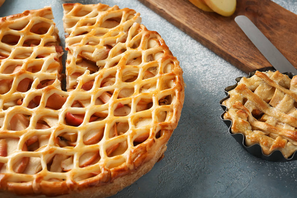Sabrosos pasteles de manzana en la mesa
 - Foto, Imagen