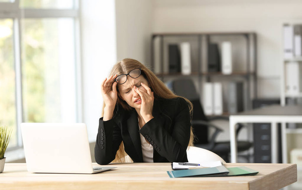 Stressed young woman at workplace - Photo, Image