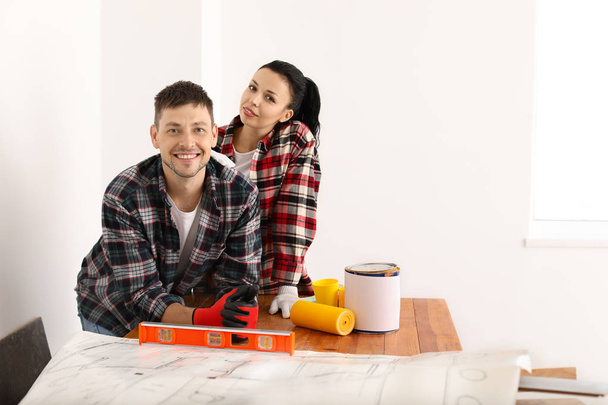 Gelukkig paar tijdens de reparatie in hun nieuwe huis - Foto, afbeelding
