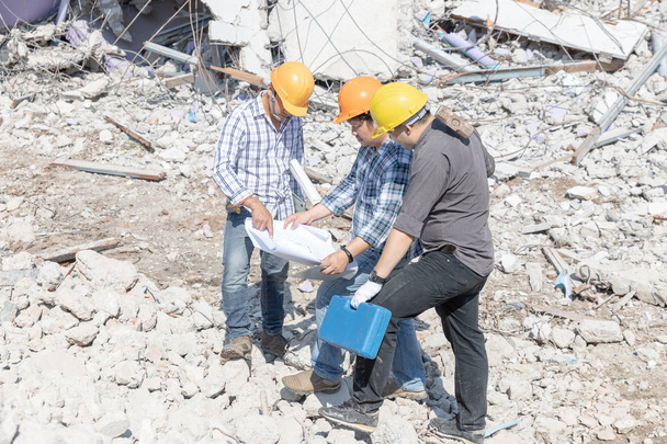 Inženýr architekt a pracovník řízení činnosti demolici staré budovy. - Fotografie, Obrázek