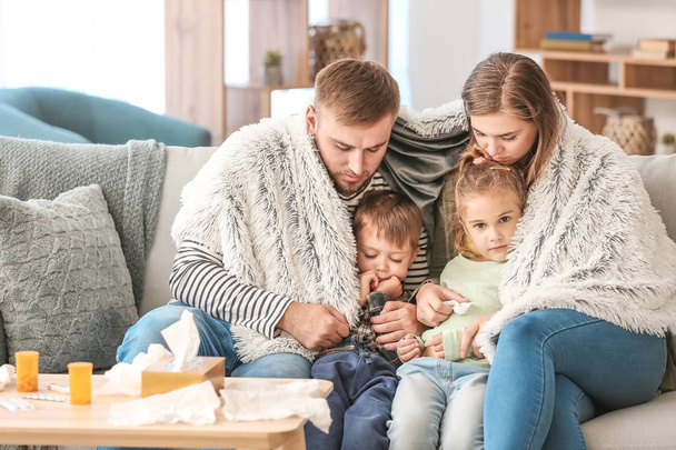 Family ill with flu at home - Foto, Bild