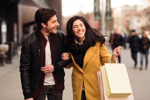 Couple excité faisant du shopping le week-end ensemble
 - Photo, image