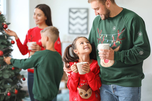 glückliche Familie trinkt an Heiligabend zu Hause heiße Schokolade - Foto, Bild