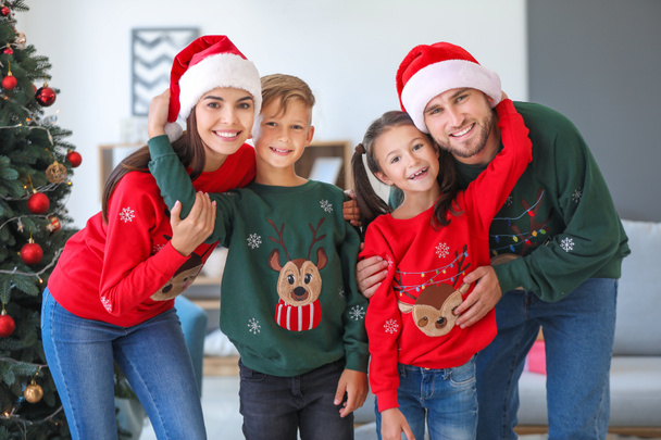 Onnellinen perhe kotona jouluaattona
 - Valokuva, kuva