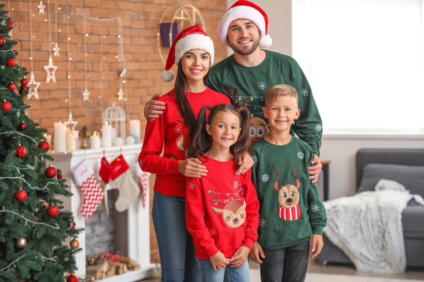Onnellinen perhe kotona jouluaattona
 - Valokuva, kuva