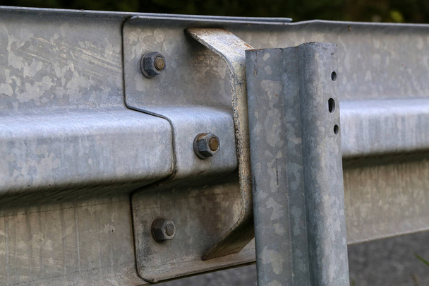 Bariéra určená k zabránění výstupu vozidla z chodníku nebo mostu - Fotografie, Obrázek