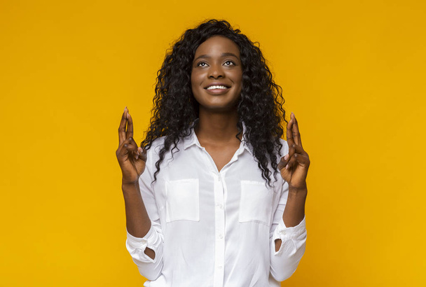 Positive black girl crossing fingers, making wish - Valokuva, kuva