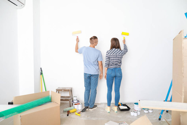 Szczęśliwa młoda para robi naprawy w swoim nowym domu - Zdjęcie, obraz