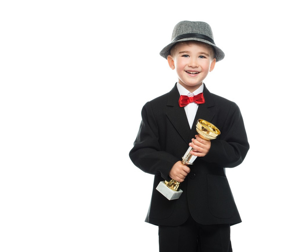 chłopiec trzyma Puchar nagrody - Zdjęcie, obraz