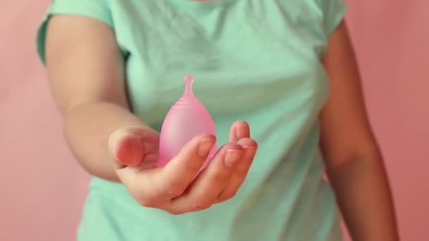 Közelről tekintettel a fiatal nő, aki a menstruációs cupalternative Női higiéniai termék az időszak alatt. - Felvétel, videó