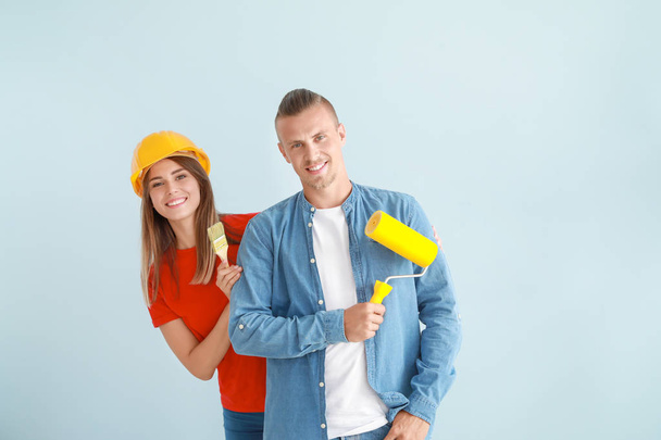 Mutlu genç çift yeni evlerinde tamirat yapıyor. - Fotoğraf, Görsel