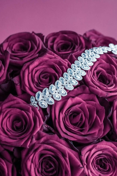 Розкішний діамантовий ювелірний браслет і рожеві троянди квіти, любов GIF
 - Фото, зображення