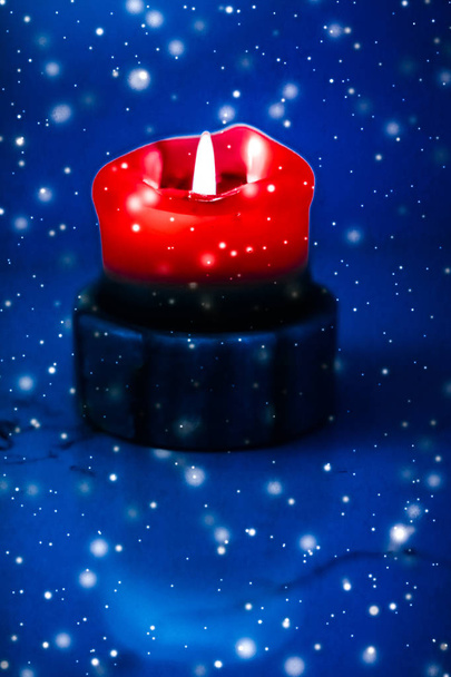 Rudá sváteční svíčka na modrém třpytivém pozadí, přepych  - Fotografie, Obrázek