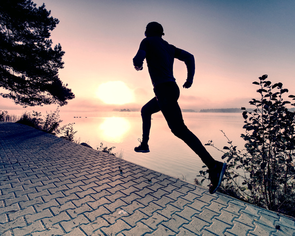 Tavallinen juoksu järvellä. Mies juoksija sprinting ulkona luonnonkauniissa luonnossa
 - Valokuva, kuva