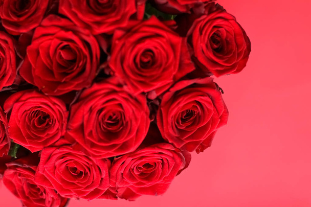 Gurgeózní luxusní kytice červených růží, květiny v květu jako Flora - Fotografie, Obrázek