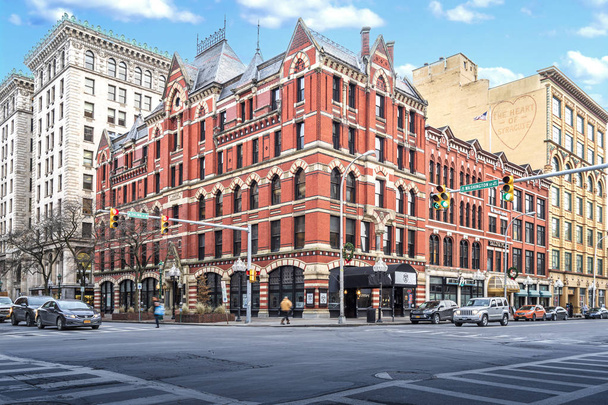 Syracuse, Nowy Jork-dec 07, 2018: zabytkowy budynek White Memorial został zbudowany w 1876 z wiktoriańskim stylem gotyckim na 100 East Washington Street w centrum Syrakuz, stan Nowy Jork, USA. - Zdjęcie, obraz