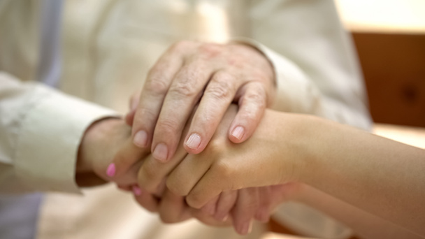 Senior man Holding hand van jonge vrouw, ondersteuning en zorg van relatieve concept - Foto, afbeelding