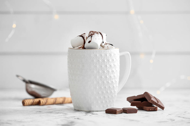 Xícara de chocolate quente com marshmallows na mesa branca
 - Foto, Imagem