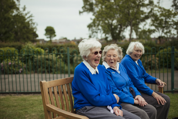 старші жінки сміються на лавці
 - Фото, зображення