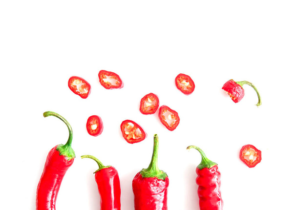 červené chilli papričky na bílém pozadí - Fotografie, Obrázek